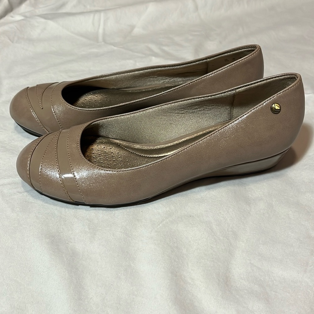 Nude Beige Wedges LifeStride Flats Size 9